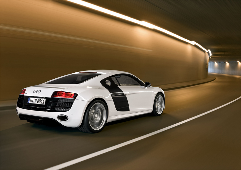 Illustration for article titled 2010 Audi R8 5.2 V10 Proves Ten Sounds Better Than Eight